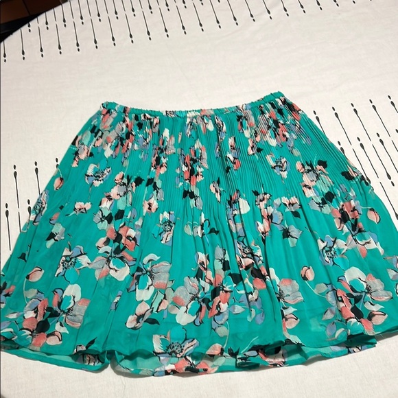 Elle Green Pleated  Floral Skater Mini Skirt.  Size 8 - Picture 5 of 8